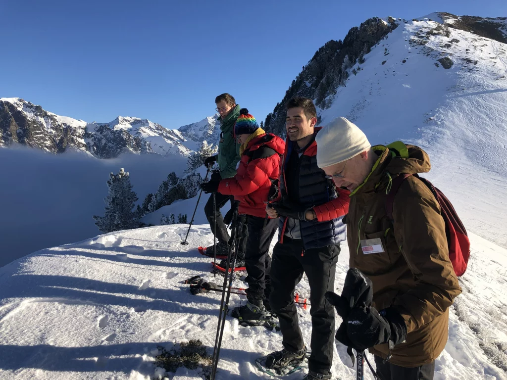 Pause lors de la balade en raquette pour le camp montagne.