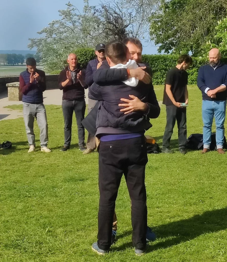 Accolade d’un pere et son fils Un papa et son fils