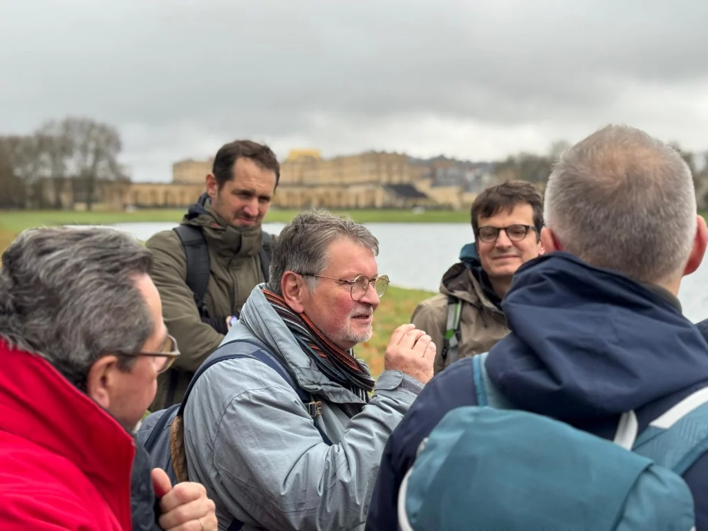 Un papa intervient dans la discussion Un groupe de papa qui se parle